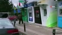 Beykoz'da elindeki çekiçle ATM'lere saldıran şahıs kamerada