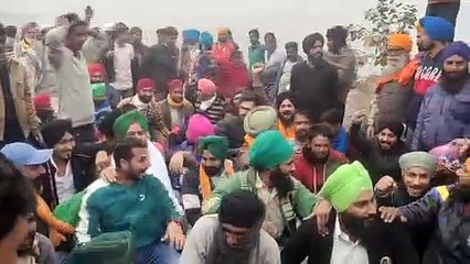 भारत बंदी के समर्थन में गोमती मोड़ तिराहे पर उतरे किसान, किया रोड जाम