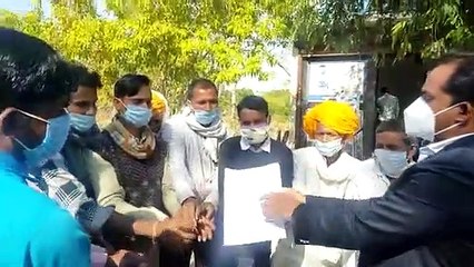 शमशान के रास्ते को लेकर ग्रामीणों द्वारा तहसीलदार को सौंपा ज्ञापन