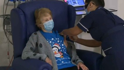 Esta mujer de 90 años es la primera del mundo en recibir la vacuna de Pfizer