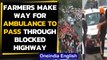 UP: Protesting farmers make way for an ambulance to pass through blocked highway|Oneindia News