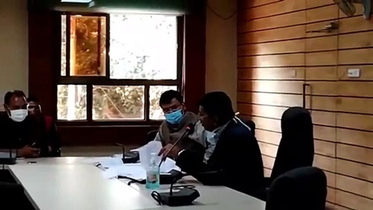 कलेक्टर की फटकार सुन बिगड़ी स्वास्थ्य अधिकारी की...