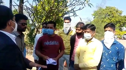 प्राथमिक साख सोसाइटी पर किसानों द्वारा धोखाधड़ी का आरोप लगाया गया