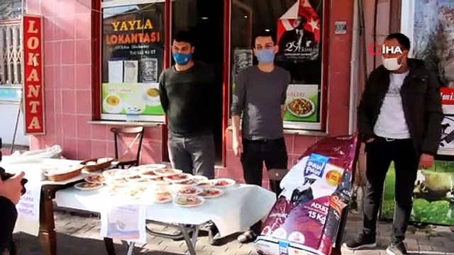 - Duyarlı esnaf, pazarda sokak hayvanları için meyve tabağı sattı