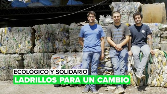 Ladrillos de plástico: construyendo comunidades ecosolidarias