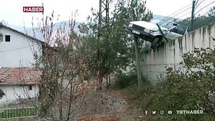 Yoldan çıkan otomobili direk kurtardı