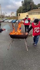 Les soignants du secteur du handicap brûlent leur diplôme pour dénoncer la non-reconnaissance de leur métier