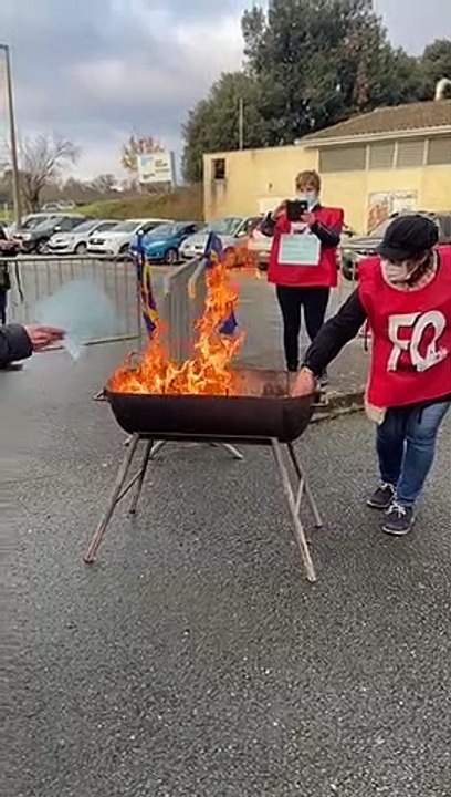 Les soignants du secteur du handicap brûlent leur diplôme pour dénoncer la non-reconnaissance de leur métier