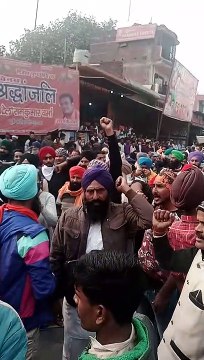 भारत बंद का किसान यूनियन ने किया समर्थन, निघासन चौराहे पर किसानों की मांगों को लेकर प्रदर्शन