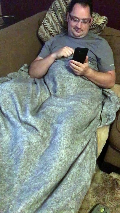 Un homme content dans son canapé