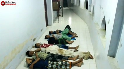 Ngakak Prank Pocong bocil lagi tidur nyenyak sampe kocar kacir