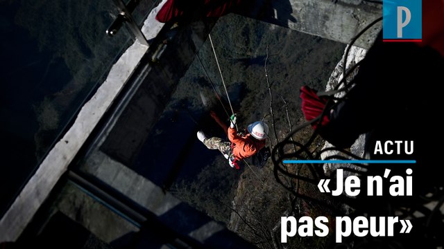 Chine : suspendus dans le vide, les éboueurs du Mont Tianmen nettoient les falaises