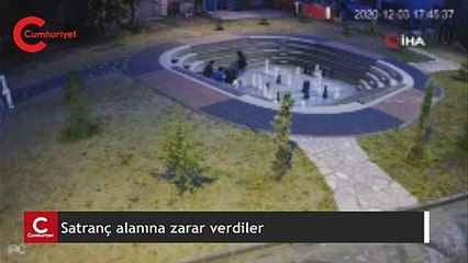 Satranç alanına zarar veren gençler güvenlik kamerasında