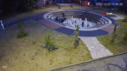 Satranç alanına zarar veren gençler güvenlik kamerasında
