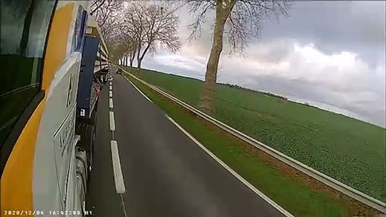 Dépassement risqué d'un camion
