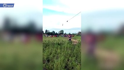 طفل يطير في الهواء معلقاً بطائرة ورقية