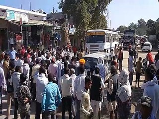 नीलामी को लेकर किसानों ने स्टेट हाइवे किया जाम