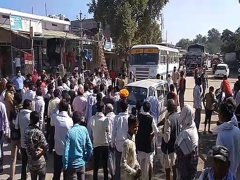 नीलामी को लेकर किसानों ने स्टेट हाइवे किया जाम