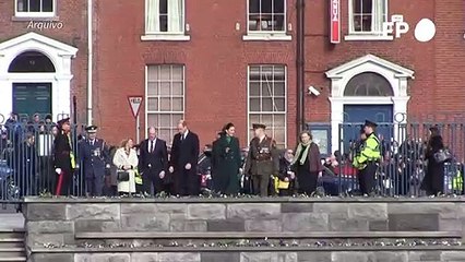 Casal real é criticado por viagem