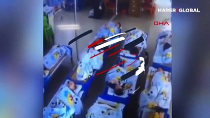 Anaokulu öğretmeni 5 yaşındaki çocuğun üzerine oturup telefonla oynadı