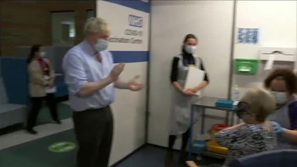 Boris Johnson presencia las primeras vacunaciones contra el COVID-19