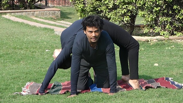 Glowing Face के लिए अपने Partner के साथ करें ये योगासन | Chakrasana Benefits | Boldsky