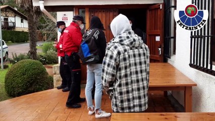 La Ertzaintza, denunciando a los participantes en una fiesta ilegal en Derio