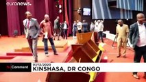 شاهد: تكسير مكاتب وأعمال عنف داخل برلمان الكونغو الديمقراطية والشرطة تتدخل