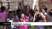 Klassenzimmer aus Holz und Stroh für äthiopische Flüchtlinge im Sudan