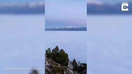 Cette vallée dans les Alpes est noyée dans le brouillard