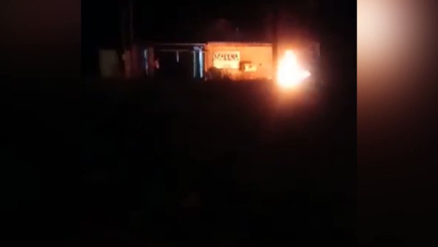 Morador ateando fogo em objetos em via pública gera reclamação de vizinhos no Brasmadeira