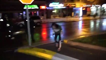 Sevgilisiyle beraber polis ve basını tehdit edip saldırdı