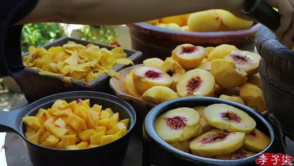 Cuelga una linterna pintoresca que se adapte perfectamente a los platos de melocotón en la mesa