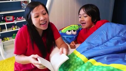 Ryan Pretend Play with Halloween Ghost Haunted House