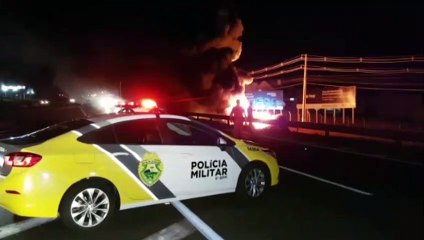 Video herunterladen: Corpo de Bombeiros combatem incêndio em tubulações no Trevo Cataratas