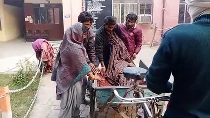एम्बुलेंस कमर्चारियों ने मानवता को किया शर्मसार, ठेलिया से शव ले गए परिजन
