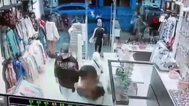 Alışveriş yapan sosyal medya fenomeninin çantası çalındı