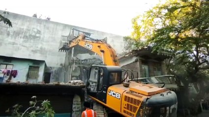 बीते एक महीने से निगम कर रहा है गुंडो के अवैध निर्माण तोड़ने की कार्रवाई, आज भी निशाने पर आए 2 गुंडे