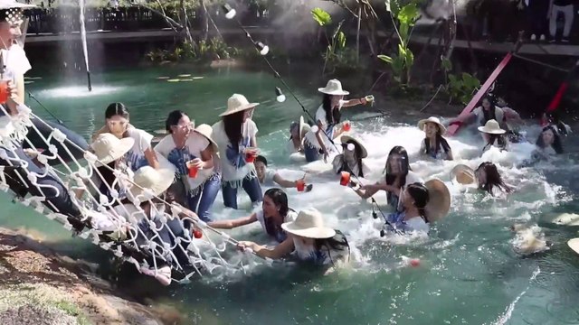 Thaïlande : Une trentaine de miss sont tombés dans l’eau en raison d’un pont défectueux