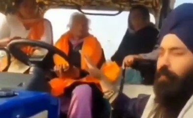 74 साल की महिला ने ट्रैक्टर चलाकर किसान आन्दोलन का किया समर्थन, वायरल हुआ वीडियो