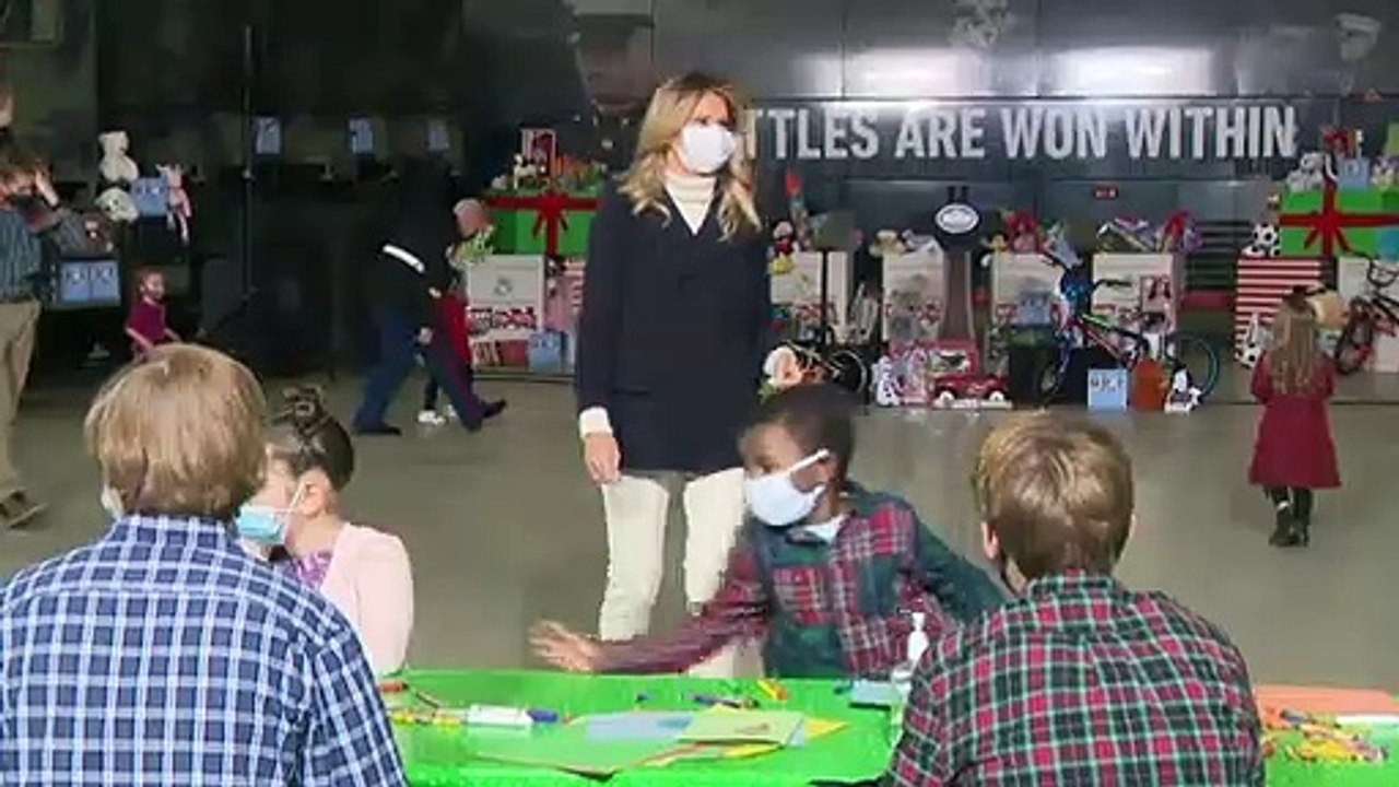Melania trump verteilt weihnachtsgeschenke