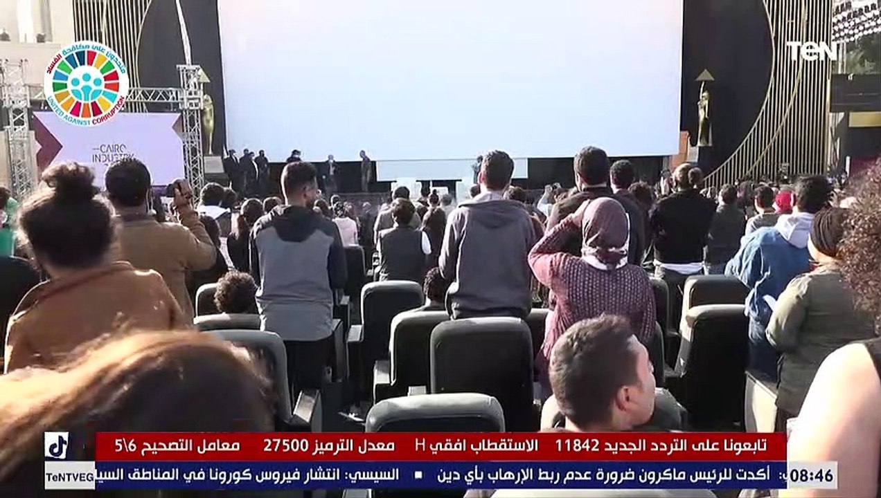 مظاهرة حب وحيد حامد في مهرجان القاهرة السينمائي...