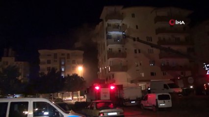 Balkonda yanan odun ve kömürler mahalleliyi sokağa döktü