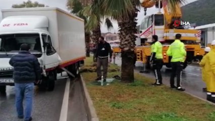 Orta refüje çıktı, aydınlatma direğini devirdi