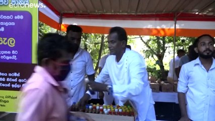 شاهد: آلاف السريلانكيين يحتشدون للحصول على "علاج كورونا" اخترعه رجل دين