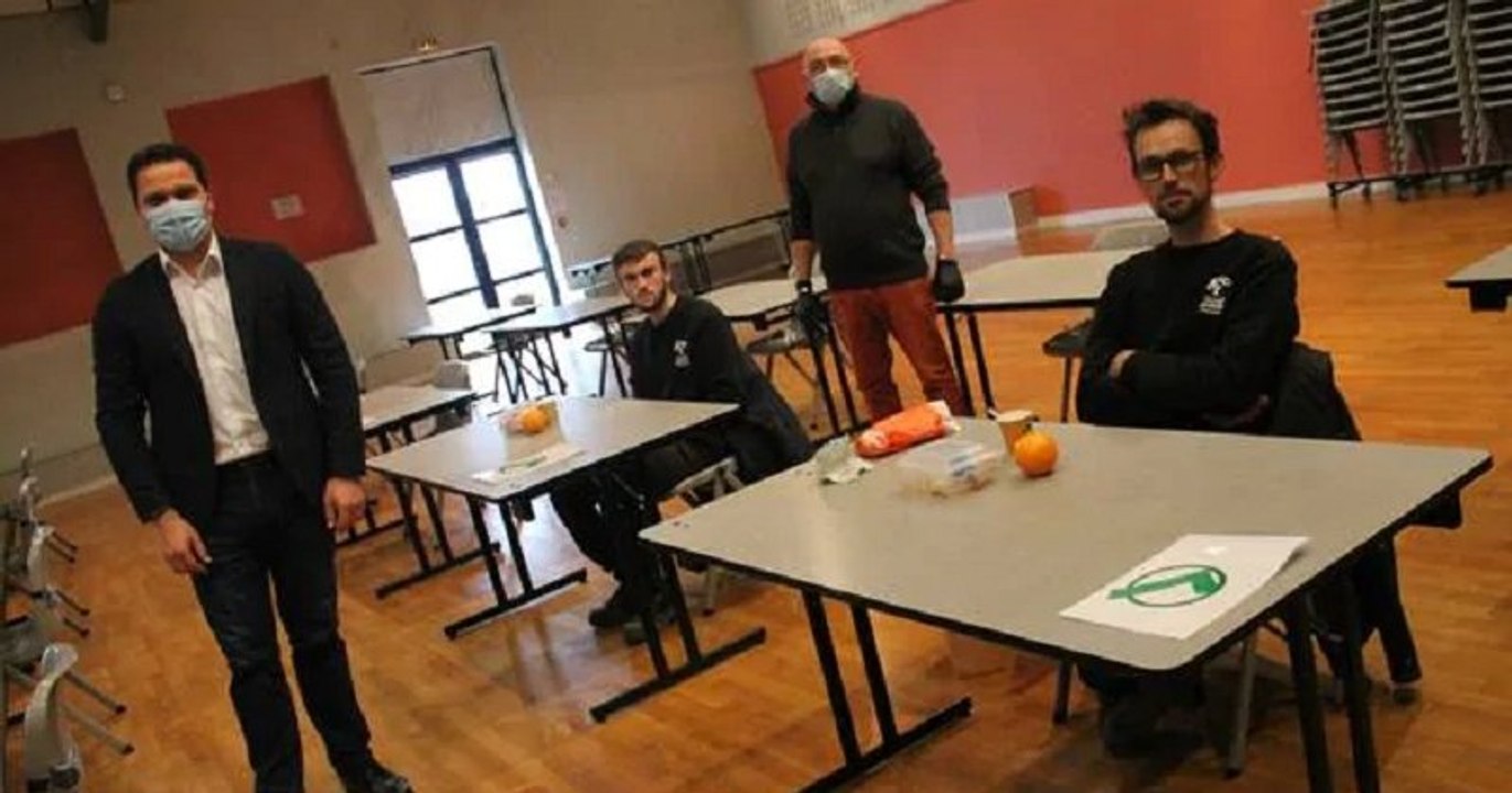 Bretagne : malgré l'interdiction, un maire vient en aide à des ouvriers en leur ouvrant sa salle des fêtes pour qu'ils déjeunent au chaud