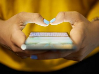 Jugendliche immer öfter mit Verschwörungstheorien konfrontiert