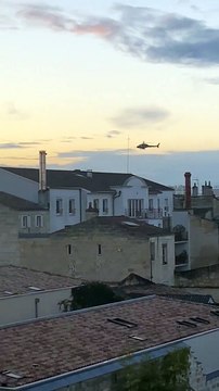 Un hélicoptère de l'armée de l'air survole Bordeaux à basse altitude pour un exercice militaire