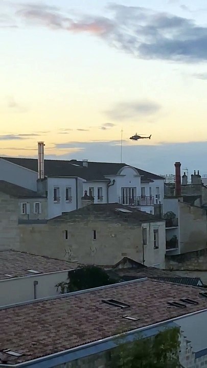 Un hélicoptère de l'armée de l'air survole Bordeaux à basse altitude pour un exercice militaire