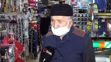 Eczanede çalışanı, yaşlı adamı kaldırıma böyle fırlattı